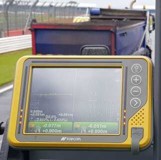 La corsa ai lavori di riasfaltatura di Silverstone