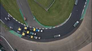 La corsa ai lavori di riasfaltatura di Silverstone